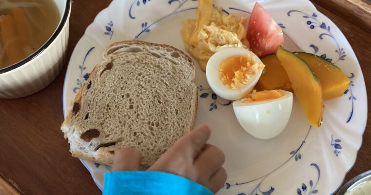 ライ麦レーズン食パンの朝食