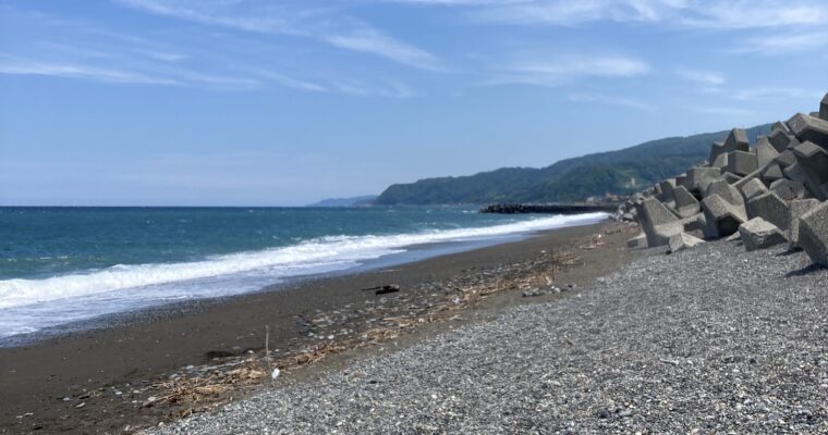 新潟県糸魚川市のヒスイ海岸で石拾い